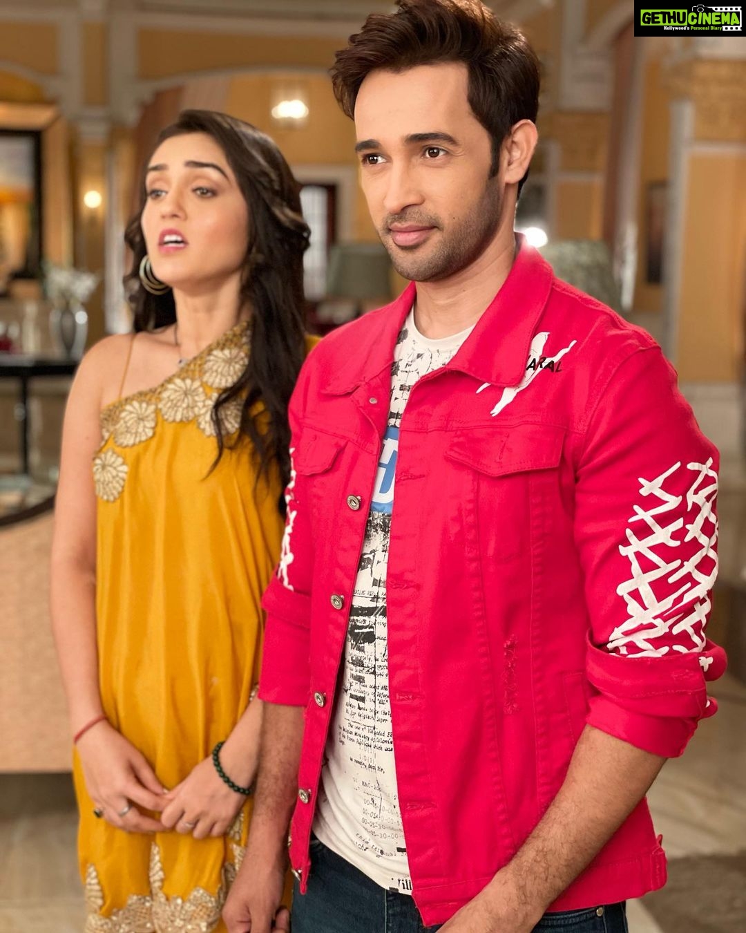 Karan Sharma Instagram - #reevaan Before Our Director says Action I thought to use the perfect lighting for the perfect pictures but see what I got ππ€π- here are some hit n miss pictures of us @tanyasharma27 . #tanyasharma #karansharma #reevaan #sasuralsimarka2 #ssk2