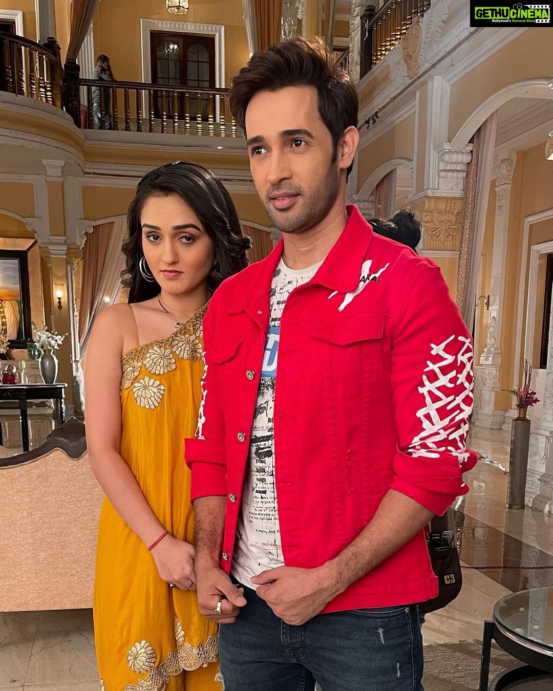 Karan Sharma Instagram - #reevaan Before Our Director says Action I thought to use the perfect lighting for the perfect pictures but see what I got ππ€π- here are some hit n miss pictures of us @tanyasharma27 . #tanyasharma #karansharma #reevaan #sasuralsimarka2 #ssk2