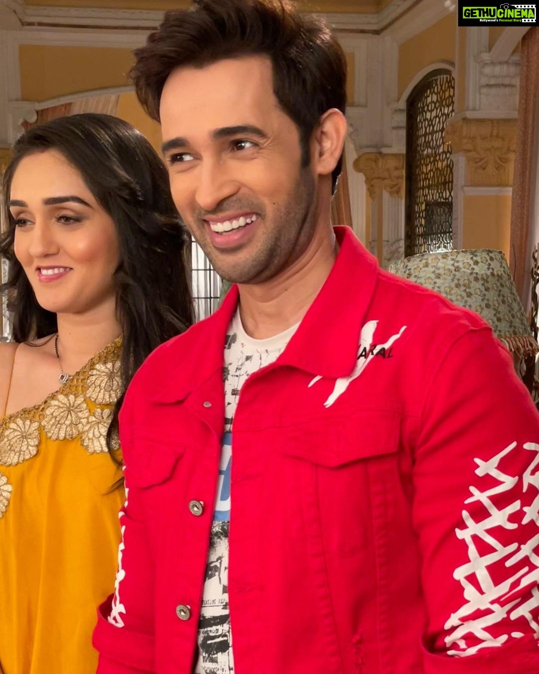 Karan Sharma Instagram - #reevaan Before Our Director says Action I thought to use the perfect lighting for the perfect pictures but see what I got ππ€π- here are some hit n miss pictures of us @tanyasharma27 . #tanyasharma #karansharma #reevaan #sasuralsimarka2 #ssk2