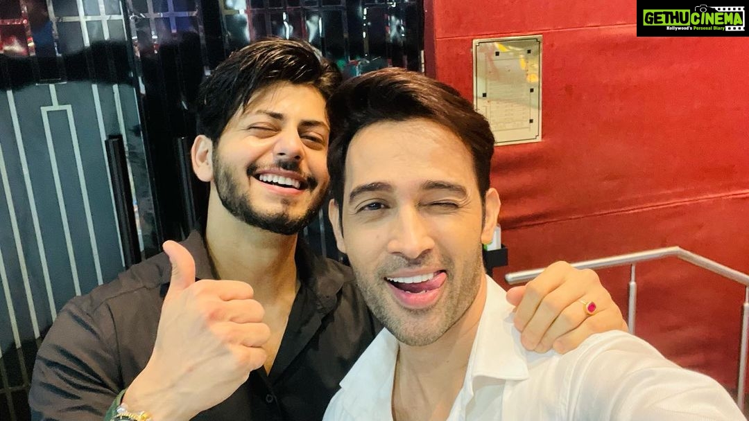 Karan Sharma Instagram - What a fun night it was 😍😍 - … You are a star in making @thesiddharthnigam .. after watching this film #kisikabhaikisikijaan we want more 😍😍.. Full power to you brother 🤗❤️ ..