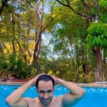 Karan Sharma Instagram - Mujhe dubne ka shok tha - use dubana ata tha 😂😬❤️ . . #noswimming #karansharma #funnyvideos #reels #trending