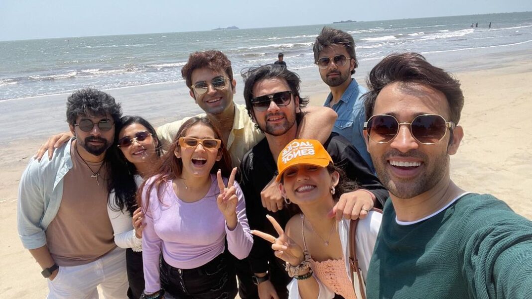 Karan Sharma Instagram - Ye gang kuch alag hai 😍😎❤️🤗 @avinashmukherjee_ @tanyasharma27 @radhikamuthukumar_official @kreetika10 @sanctimonious_fanatic @summitbhardwaj @akashrjagga - Love you guys .. Maza agya 😍😍 !! #vacationmode #karansharma #friends