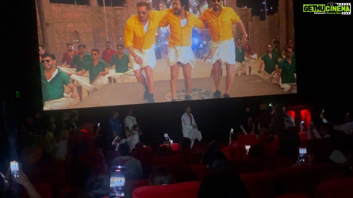 Karan Sharma Instagram - What a fun night it was 😍😍 - … You are a star in making @thesiddharthnigam .. after watching this film #kisikabhaikisikijaan we want more 😍😍.. Full power to you brother 🤗❤️ ..