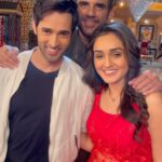 Karan Sharma Instagram - Humain koi photo bhi nahi click karne deta 🥹😂 @tanyasharma27 @jayatibhatia @aravchowdharry @rakshit_wahi_official @avinashmukherjee_ @rupeshkotwani_ #sasuralsimarka2 #karansharma