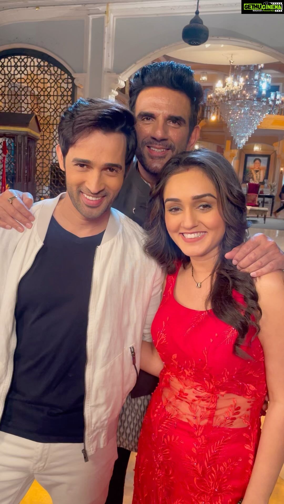 Karan Sharma Instagram - Humain koi photo bhi nahi click karne deta 🥹😂 @tanyasharma27 @jayatibhatia @aravchowdharry @rakshit_wahi_official @avinashmukherjee_ @rupeshkotwani_ #sasuralsimarka2 #karansharma
