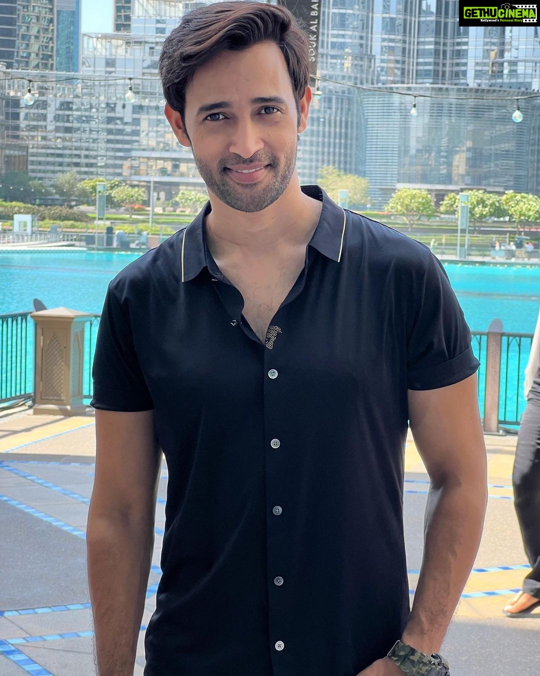 Karan Sharma Instagram - Do you think black suits me 😎 ? #karansharma #travelphotography #duabi . . #maninblack #bhurjkhalifa