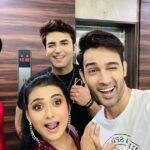 Karan Sharma Instagram - It was a pleasant surprise to meet all of you guys ❤️🤗😘 @akashrjagga @summitbhardwaj @radhikamuthukumar_official #friendshipgoals #karansharma #sasuralsimarka2