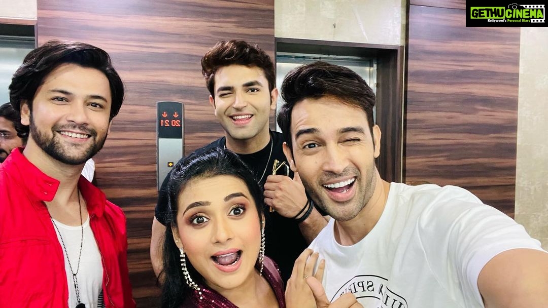 Karan Sharma Instagram - It was a pleasant surprise to meet all of you guys ❤️🤗😘 @akashrjagga @summitbhardwaj @radhikamuthukumar_official #friendshipgoals #karansharma #sasuralsimarka2