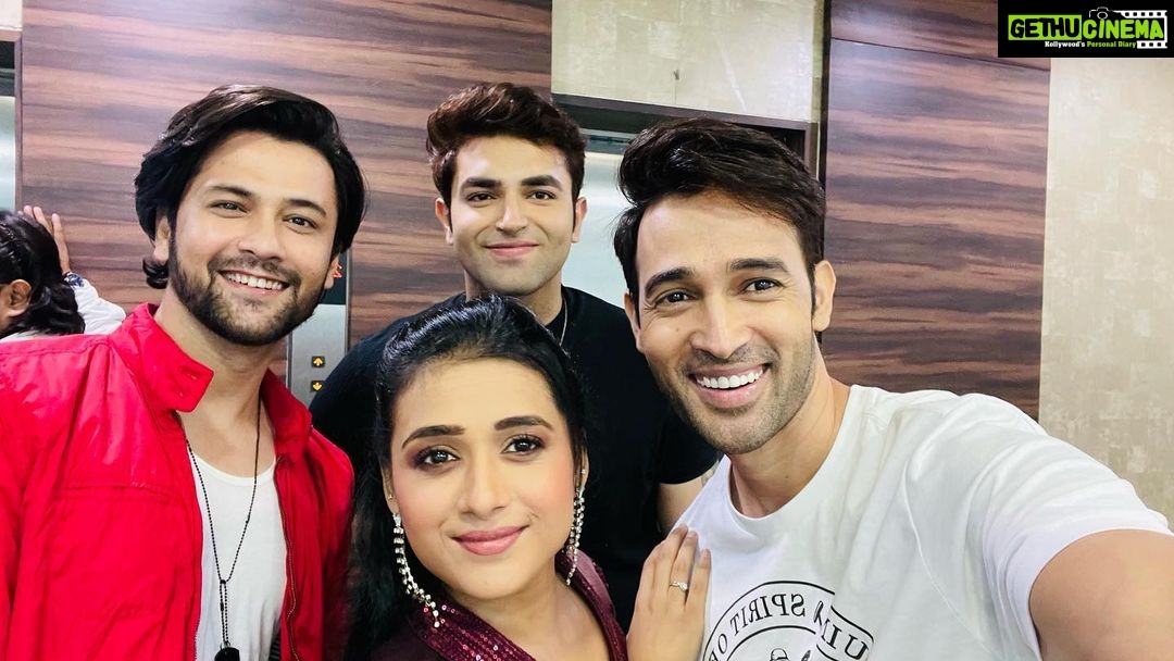 Karan Sharma Instagram - It was a pleasant surprise to meet all of you guys ❤️🤗😘 @akashrjagga @summitbhardwaj @radhikamuthukumar_official #friendshipgoals #karansharma #sasuralsimarka2