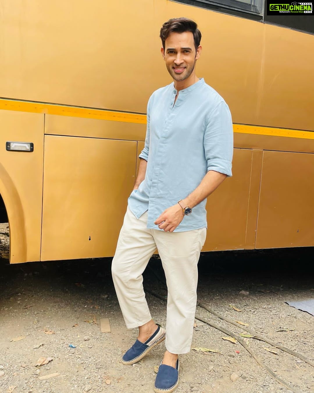 Karan Sharma Instagram - It was a pleasant surprise to meet all of you guys ❤️🤗😘 @akashrjagga @summitbhardwaj @radhikamuthukumar_official #friendshipgoals #karansharma #sasuralsimarka2