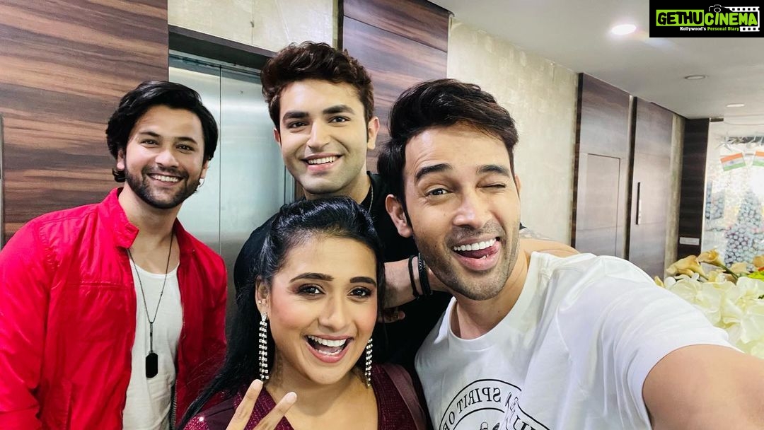 Karan Sharma Instagram - It was a pleasant surprise to meet all of you guys ❤️🤗😘 @akashrjagga @summitbhardwaj @radhikamuthukumar_official #friendshipgoals #karansharma #sasuralsimarka2