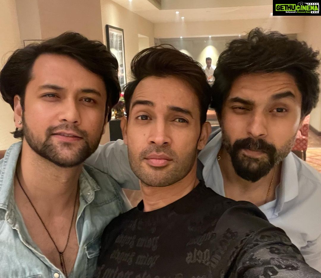 Karan Sharma Instagram - Some unseen pics from Kittuโs birthday party .. @tanyasharma27 @summitbhardwaj @sanctimonious_fanatic ๐๐ค and some last moment fun photography with Helly ๐ @hellyshahofficial ! . #friendshipgoals #karansharma #friends