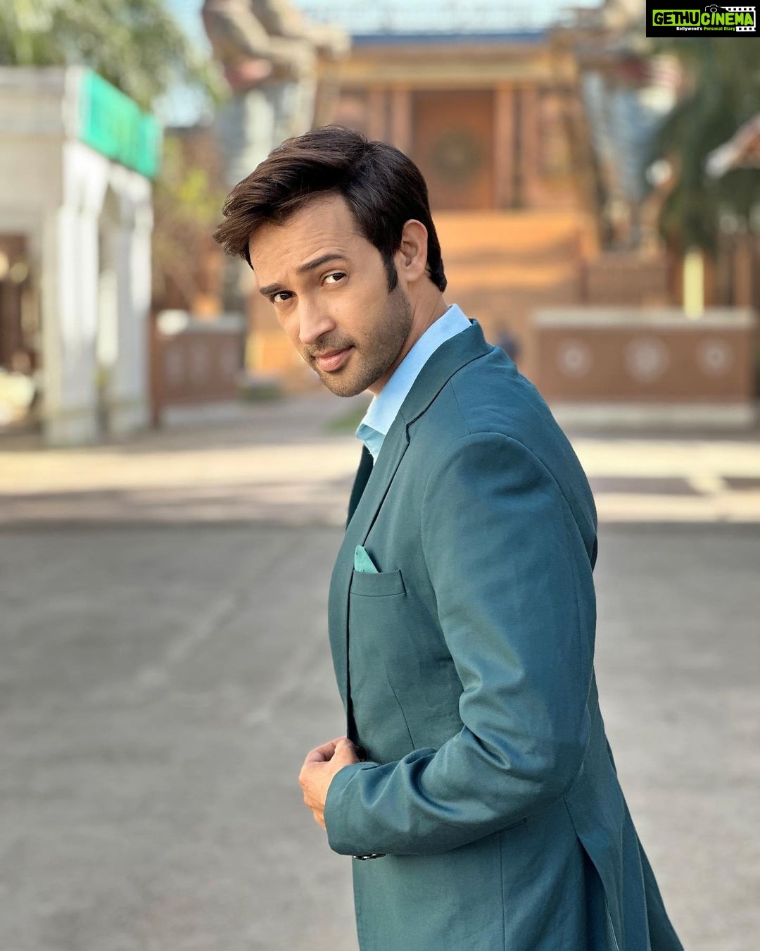 Karan Sharma Instagram - Right people with right attitude makes life easy 😎 #karansharma #rightattitude