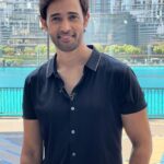 Karan Sharma Instagram - Do you think black suits me 😎 ? #karansharma #travelphotography #duabi . . #maninblack #bhurjkhalifa