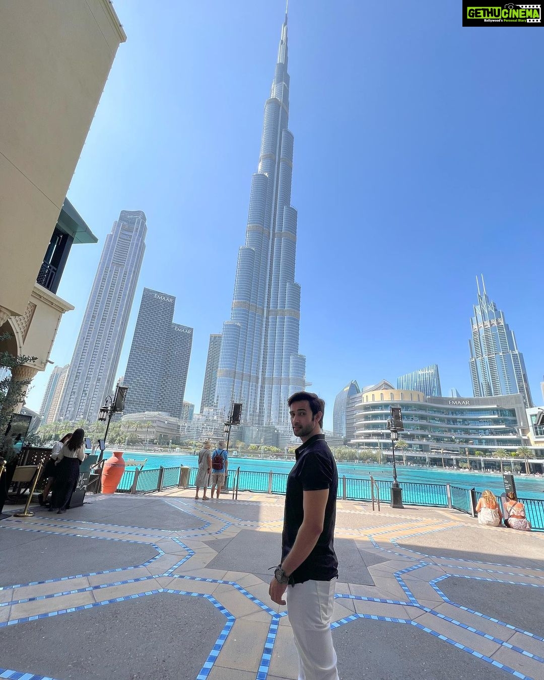 Karan Sharma Instagram - Do you think black suits me 😎 ? #karansharma #travelphotography #duabi . . #maninblack #bhurjkhalifa