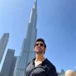 Karan Sharma Instagram - Do you think black suits me 😎 ? #karansharma #travelphotography #duabi . . #maninblack #bhurjkhalifa