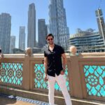 Karan Sharma Instagram - Do you think black suits me 😎 ? #karansharma #travelphotography #duabi . . #maninblack #bhurjkhalifa