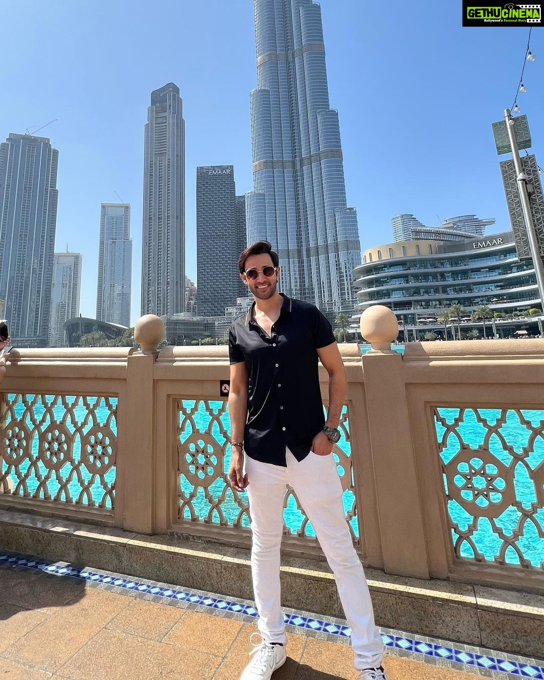 Karan Sharma Instagram - Do you think black suits me 😎 ? #karansharma #travelphotography #duabi . . #maninblack #bhurjkhalifa