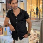 Karan Sharma Instagram - Do you think black suits me 😎 ? #karansharma #travelphotography #duabi . . #maninblack #bhurjkhalifa