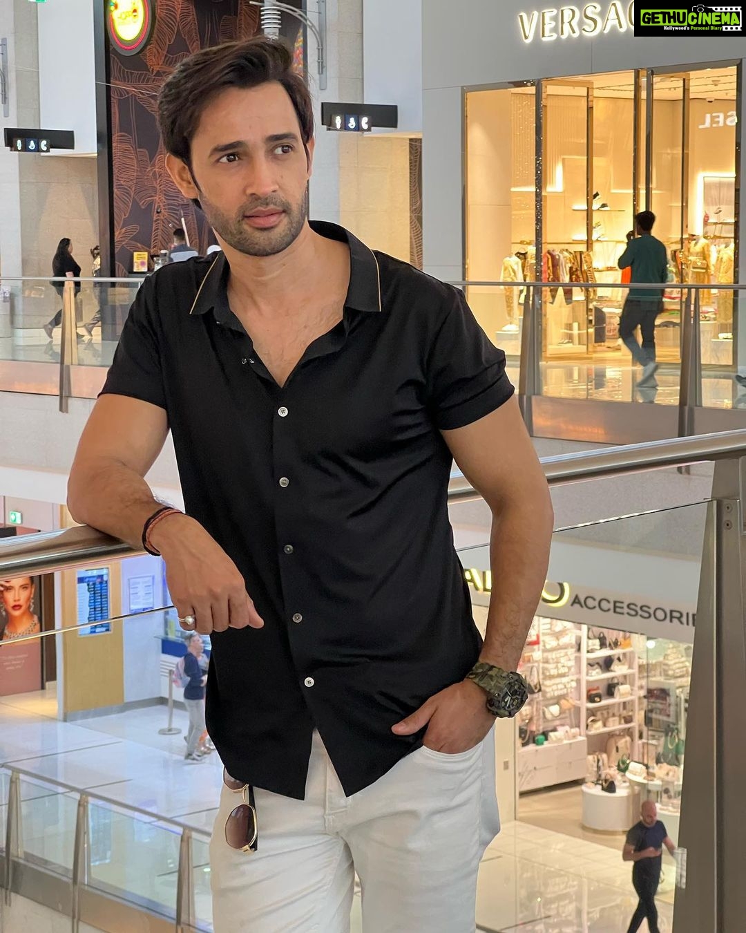 Karan Sharma Instagram - Do you think black suits me 😎 ? #karansharma #travelphotography #duabi . . #maninblack #bhurjkhalifa