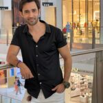 Karan Sharma Instagram - Do you think black suits me 😎 ? #karansharma #travelphotography #duabi . . #maninblack #bhurjkhalifa