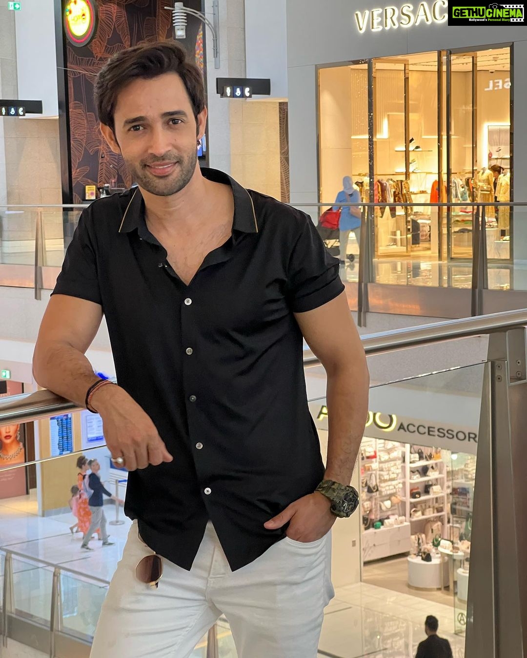 Karan Sharma Instagram - Do you think black suits me 😎 ? #karansharma #travelphotography #duabi . . #maninblack #bhurjkhalifa
