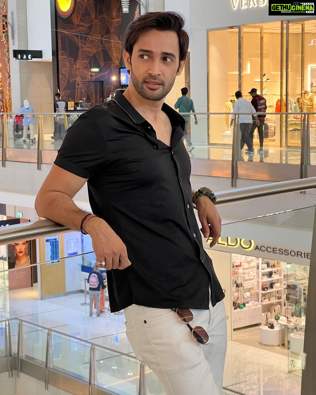 Karan Sharma Instagram - Do you think black suits me 😎 ? #karansharma #travelphotography #duabi . . #maninblack #bhurjkhalifa