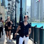 Karan Sharma Instagram - Do you think black suits me 😎 ? #karansharma #travelphotography #duabi . . #maninblack #bhurjkhalifa