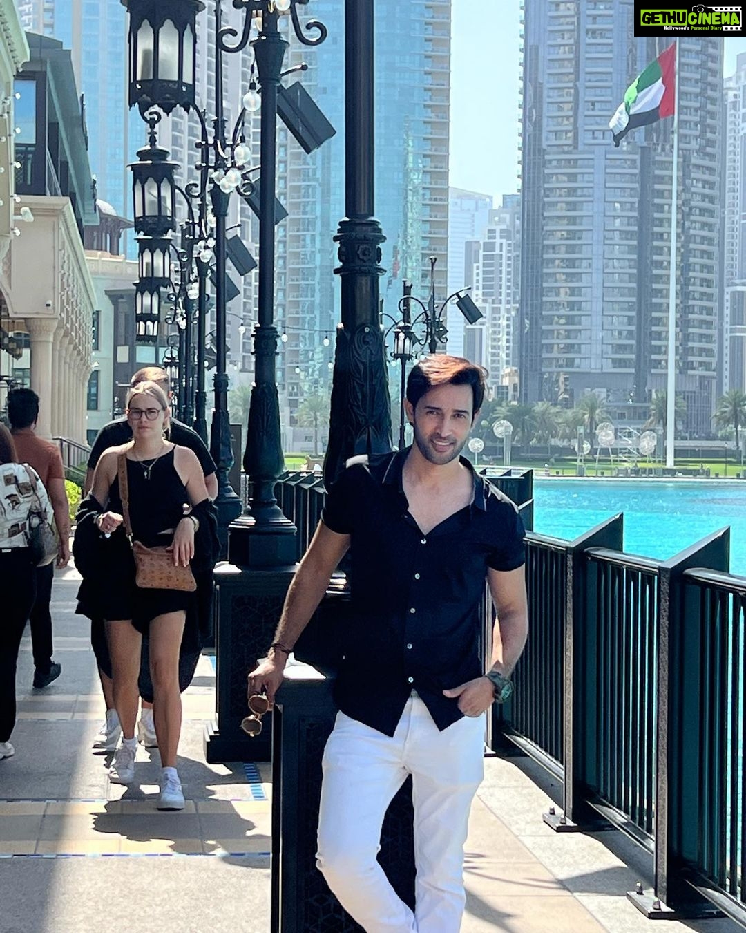 Karan Sharma Instagram - Do you think black suits me 😎 ? #karansharma #travelphotography #duabi . . #maninblack #bhurjkhalifa