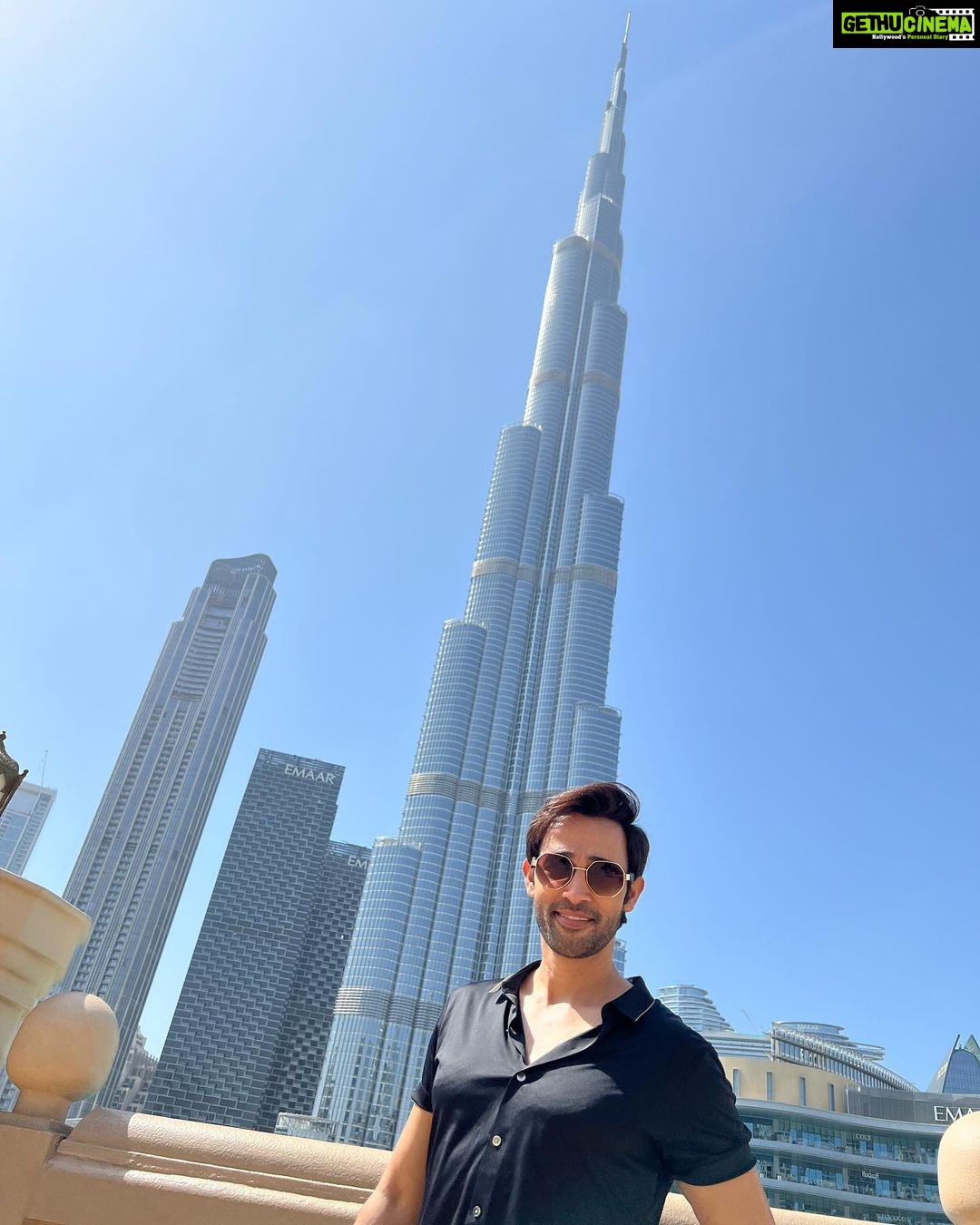 Karan Sharma Instagram - Do you think black suits me 😎 ? #karansharma #travelphotography #duabi . . #maninblack #bhurjkhalifa