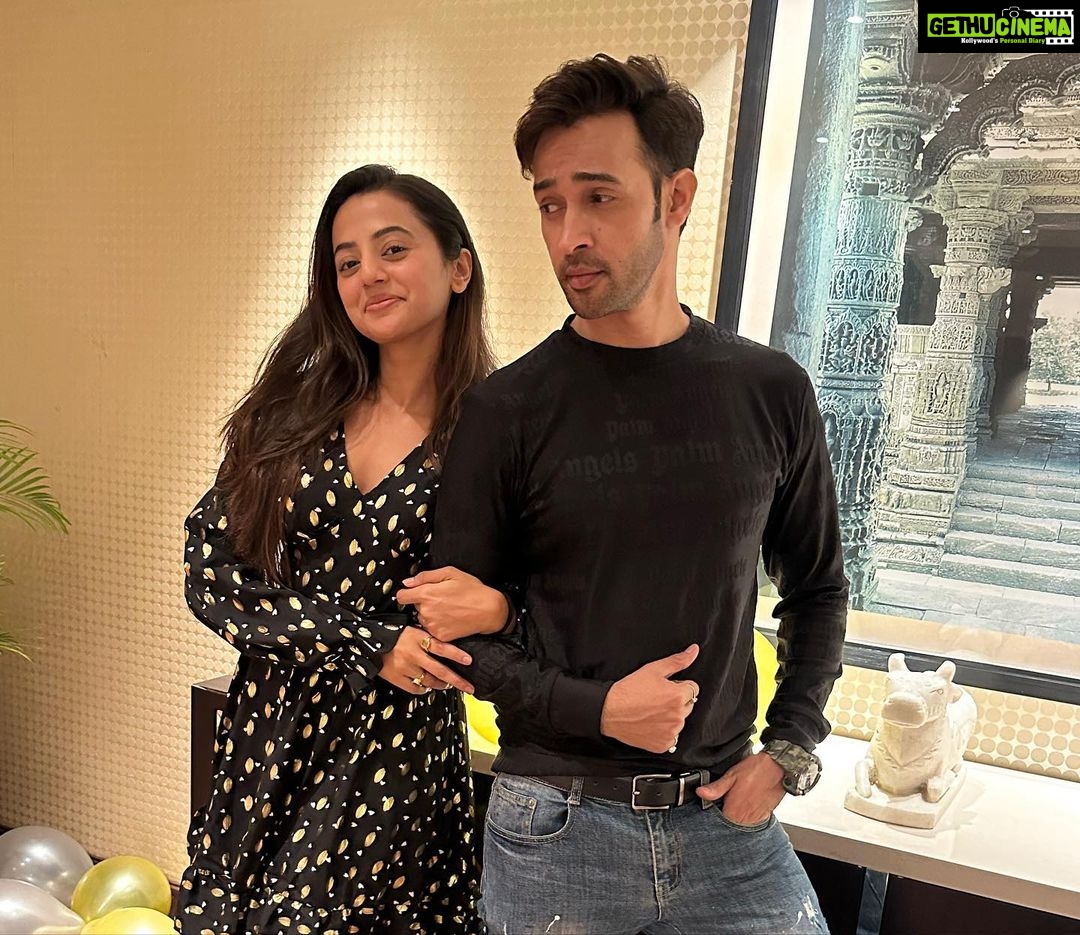 Karan Sharma Instagram - Some unseen pics from Kittuโs birthday party .. @tanyasharma27 @summitbhardwaj @sanctimonious_fanatic ๐๐ค and some last moment fun photography with Helly ๐ @hellyshahofficial ! . #friendshipgoals #karansharma #friends