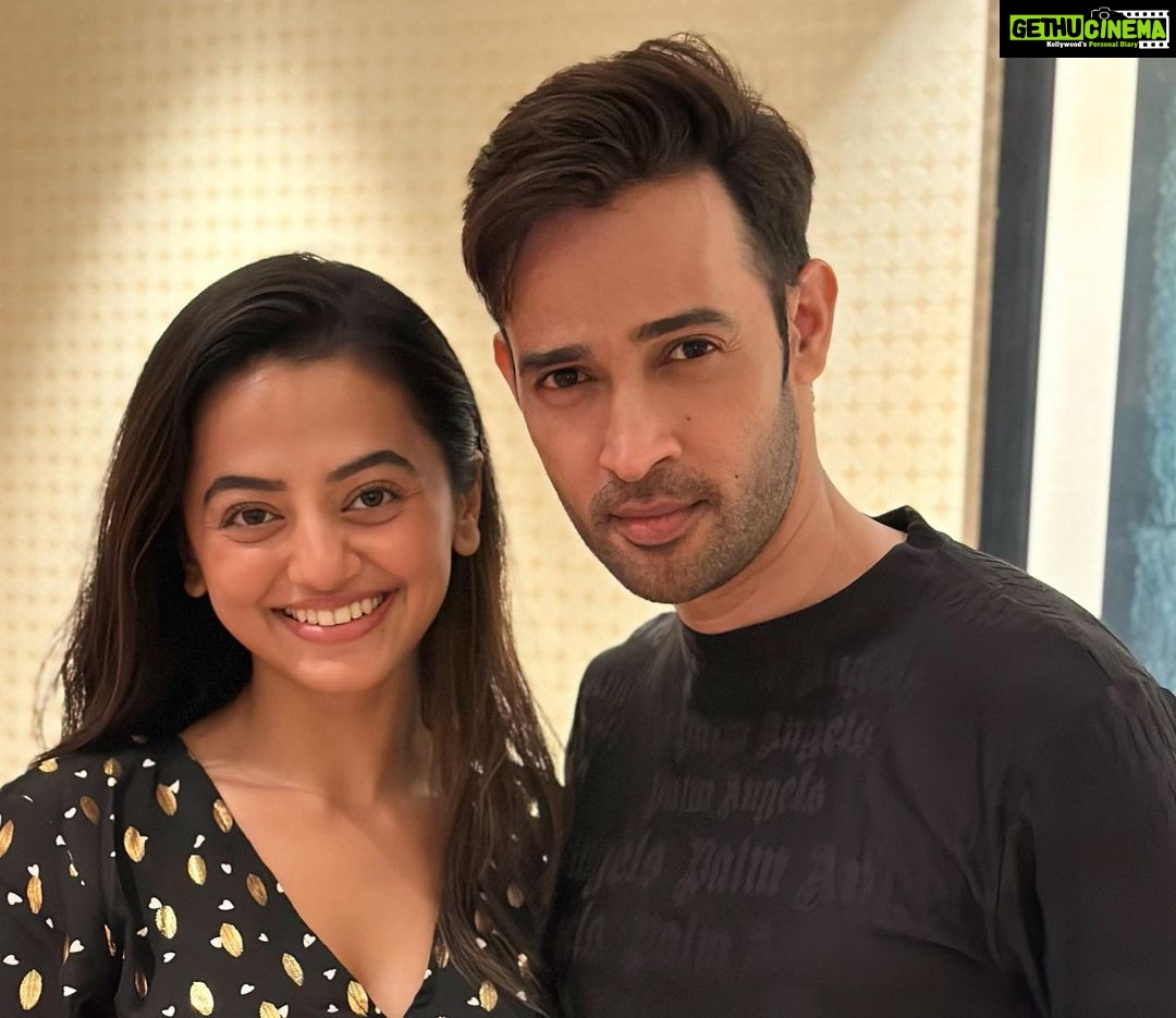 Karan Sharma Instagram - Some unseen pics from Kittuโs birthday party .. @tanyasharma27 @summitbhardwaj @sanctimonious_fanatic ๐๐ค and some last moment fun photography with Helly ๐ @hellyshahofficial ! . #friendshipgoals #karansharma #friends