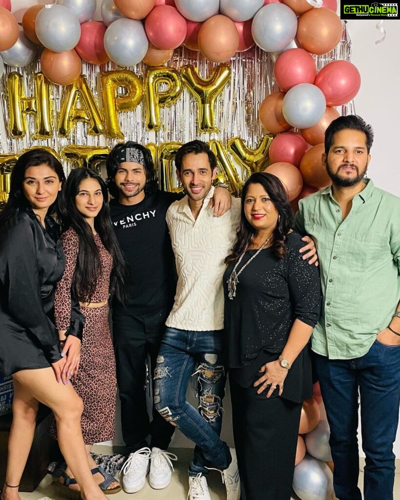 Karan Sharma Instagram - Now few pictures with my real life family n friends 😬🥰. .you guys are my strength in mumbai city . May GOD Bless you all . May you achieve all your dreams … Love you guys 🤗❤️😘!! . Ps :- sorry agar kisi ki pic post main nahin hai to.. as only 10 pics are allowed by Instagram 😬😄 . #karansharma #birthday #love #blessings
