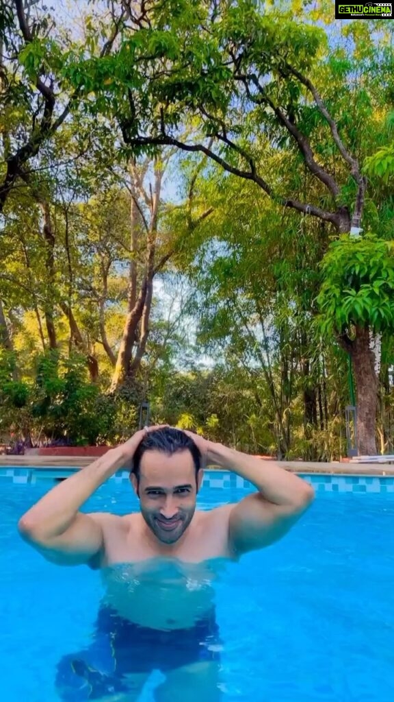 Karan Sharma Instagram - Mujhe dubne ka shok tha - use dubana ata tha 😂😬❤️ . . #noswimming #karansharma #funnyvideos #reels #trending