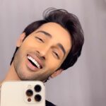 Karan Sharma Instagram - Tried to capture myself in mirror - Let me know how you guys like it 🥰 - And how many of you feel I am sida- sada 😬😃 ? . #karansharma #reels #trending #maharaja #govinda #love