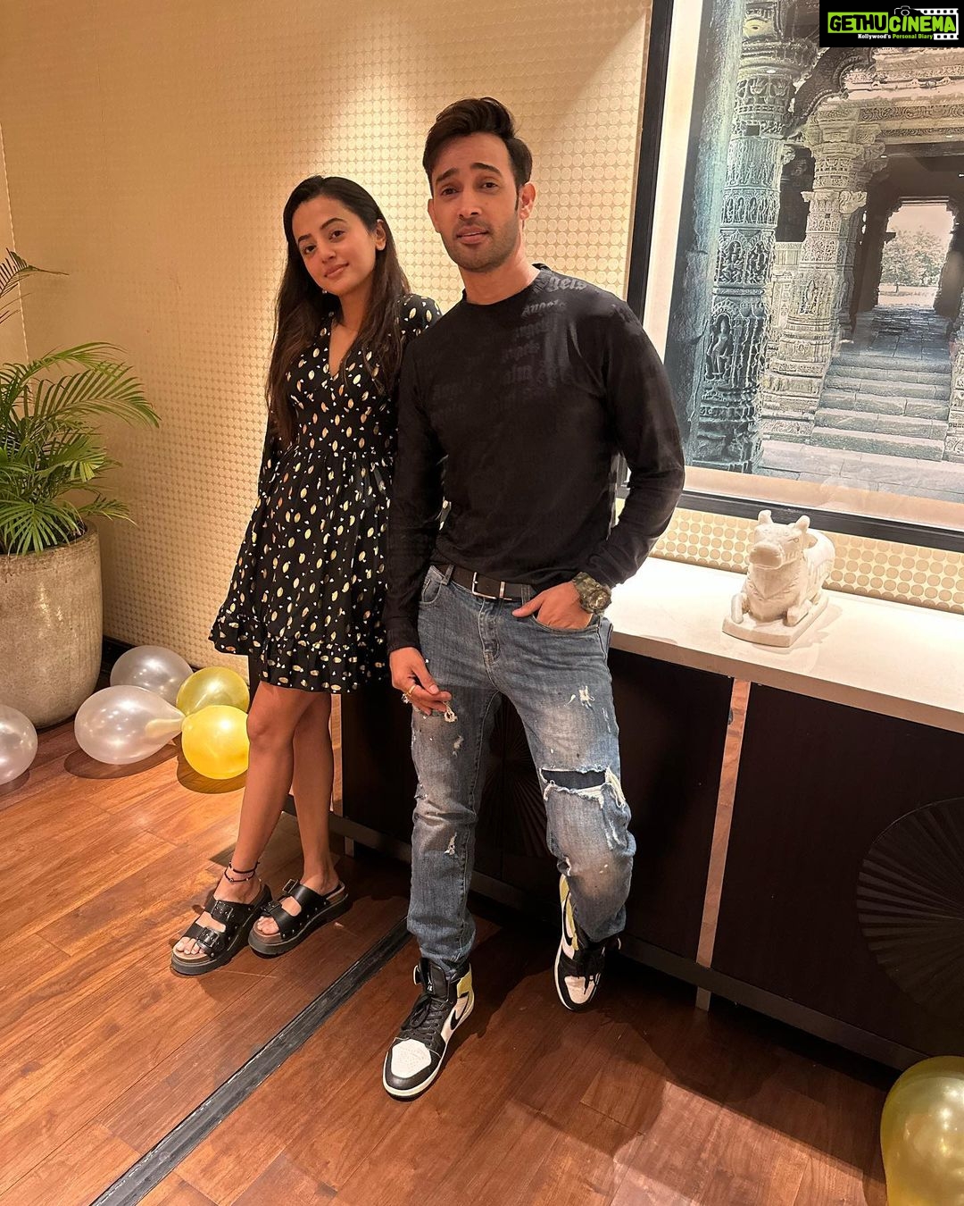 Karan Sharma Instagram - Some unseen pics from Kittuโs birthday party .. @tanyasharma27 @summitbhardwaj @sanctimonious_fanatic ๐๐ค and some last moment fun photography with Helly ๐ @hellyshahofficial ! . #friendshipgoals #karansharma #friends