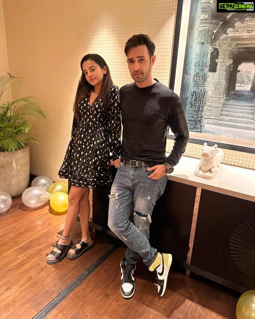 Karan Sharma Instagram - Some unseen pics from Kittuโs birthday party .. @tanyasharma27 @summitbhardwaj @sanctimonious_fanatic ๐๐ค and some last moment fun photography with Helly ๐ @hellyshahofficial ! . #friendshipgoals #karansharma #friends