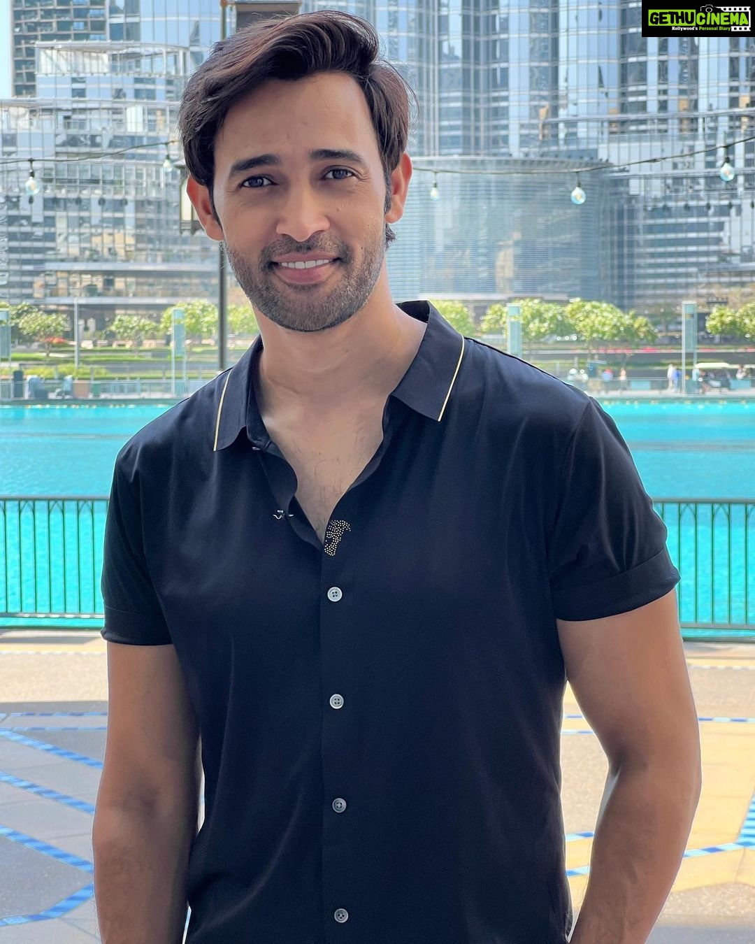 Karan Sharma Instagram - Do you think black suits me 😎 ? #karansharma #travelphotography #duabi . . #maninblack #bhurjkhalifa