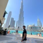 Karan Sharma Instagram - Do you think black suits me 😎 ? #karansharma #travelphotography #duabi . . #maninblack #bhurjkhalifa
