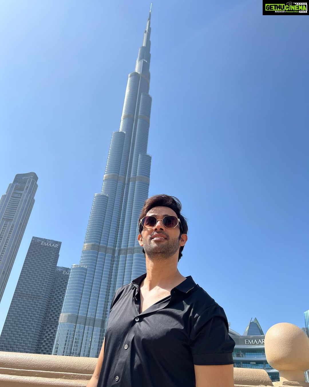 Karan Sharma Instagram - Do you think black suits me 😎 ? #karansharma #travelphotography #duabi . . #maninblack #bhurjkhalifa