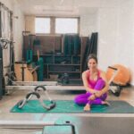 Kim Sharma Instagram - #bts of my #halo workout 🥵💀 @samir.purohit you got me good 😂💪🏻 The Pilates Studio - Mumbai (india)