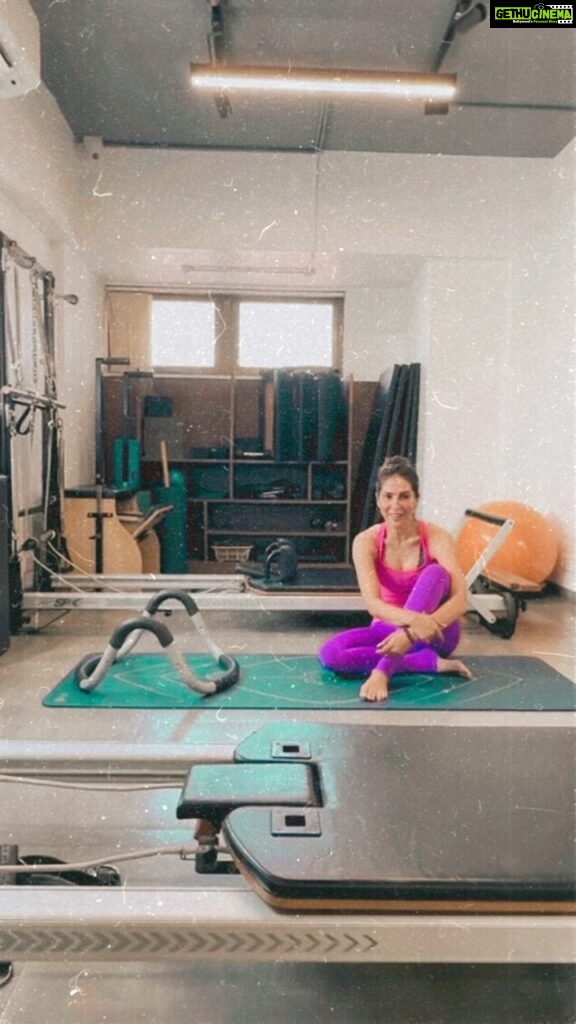 Kim Sharma Instagram - #bts of my #halo workout 🥵💀 @samir.purohit you got me good 😂💪🏻 The Pilates Studio - Mumbai (india)