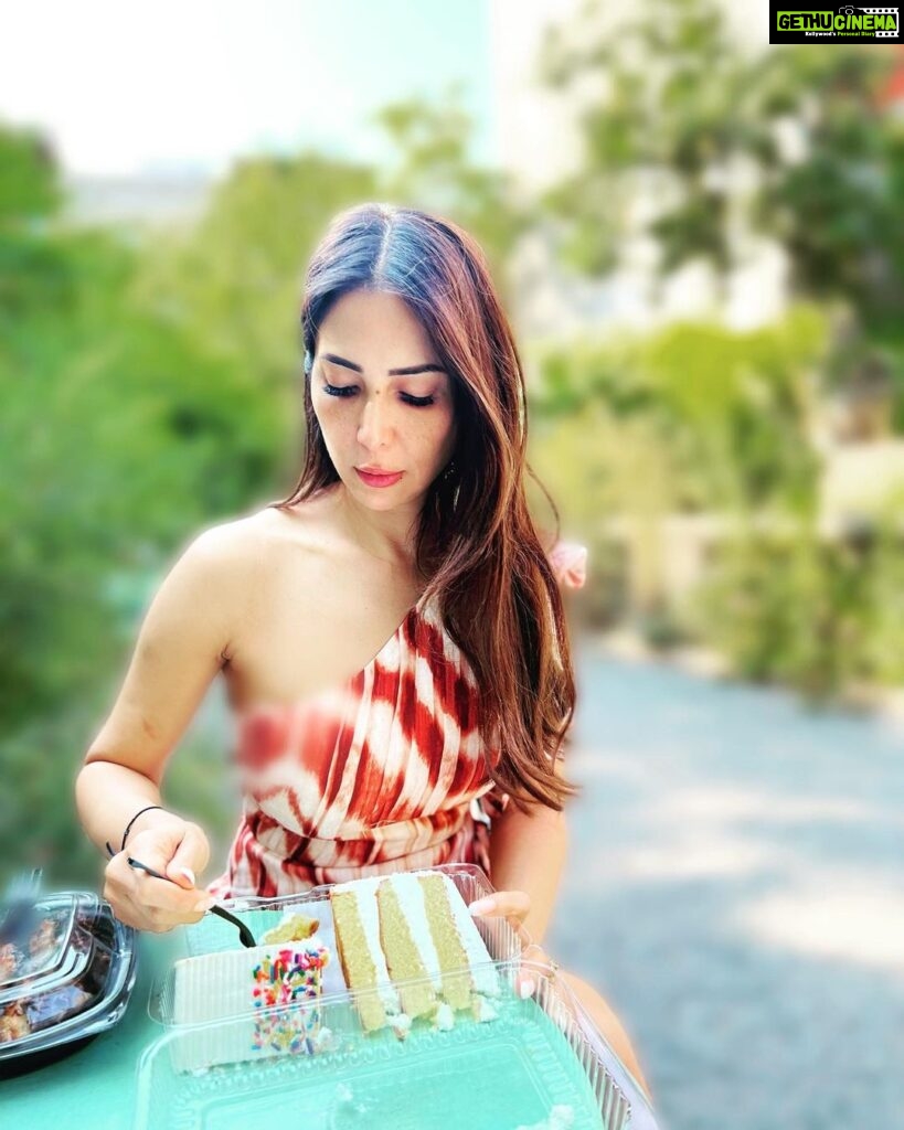 Kim Sharma Instagram - It’s #monday you deserve some cake 🍰 #mondaymotivation #letthemeatcake