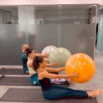 Kim Sharma Instagram - #pilates sandwich! Such an amazing slow burn session with the two masters ‘ @namratapurohit @samir.purohit #reels #pilatesgirl The Pilates Studio - Mumbai (india)