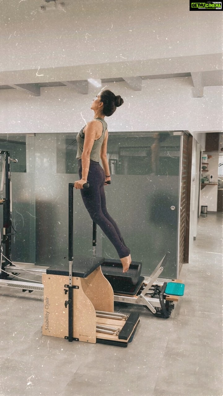 Kim Sharma Instagram - I struggled with getting back on the #chair after so long. @samir.purohit love you thank you always making our workouts so meditative #reels #pilates #friday The Pilates Studio - Mumbai (india)