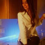 Kim Sharma Instagram - Loving my @kutchinaconnectofficial appliances 😍 #reels #kutchinakitchens #kutchinaconnect @rohitsurana1981 video shot by @vink.photography 🎥 ⭐️