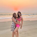 Kim Sharma Instagram - Happy birthday to my most precious Lena @lena.mukhi you are invaluable to me thank you for you for the love support wisdom laughs and memories through the years . From the first day we met to today it’s been an adventure of fun and friendship .Love you more than words can say my family . Have a blessed year. #teeth #feet #narc #jeeves #soooooogood #hawe #strawberries #urchin #usa #iloveyou