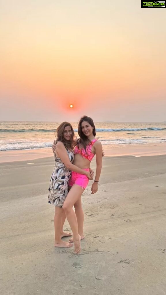 Kim Sharma Instagram - Happy birthday to my most precious Lena @lena.mukhi you are invaluable to me thank you for you for the love support wisdom laughs and memories through the years . From the first day we met to today it’s been an adventure of fun and friendship .Love you more than words can say my family . Have a blessed year. #teeth #feet #narc #jeeves #soooooogood #hawe #strawberries #urchin #usa #iloveyou