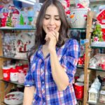 Kim Sharma Instagram - All the #xmas feels in Bandra 🎅❤️ Please please remember to shop from small businesses so that they have a very Merry Xmas too ! #reels #itsbeginningtolookalotlikechristmas #xmastime 🌲