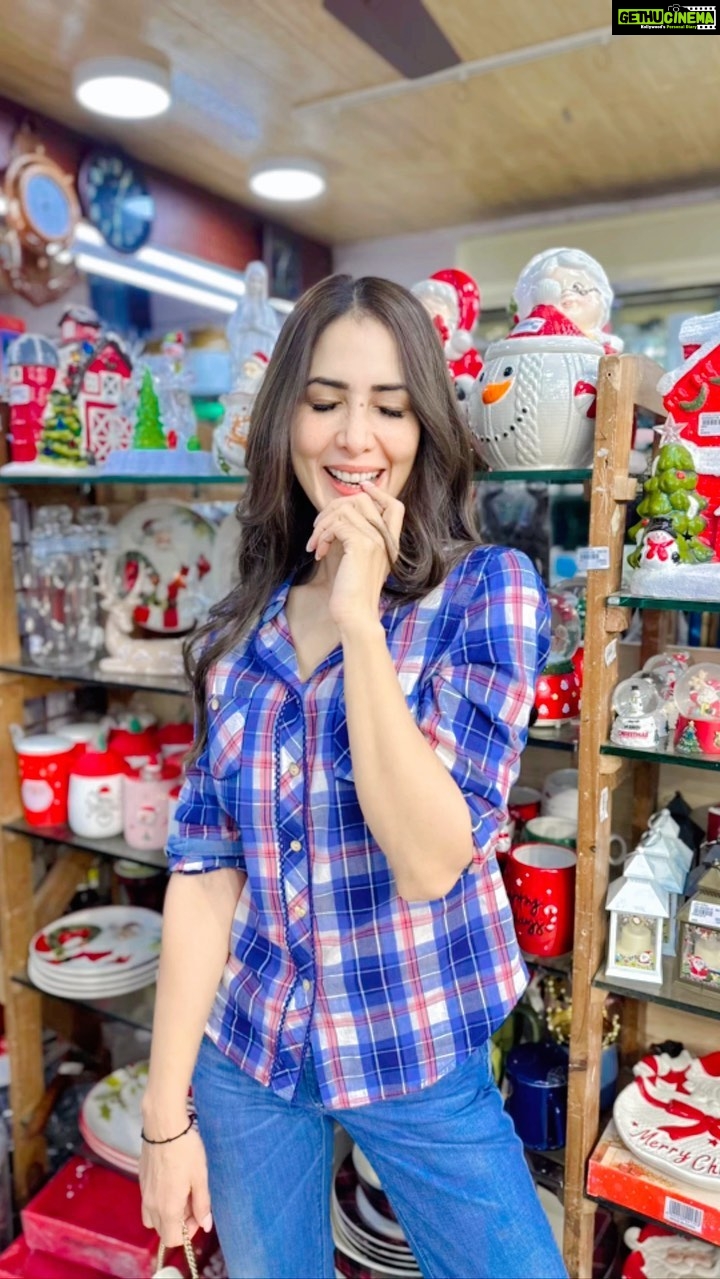 Kim Sharma Instagram - All the #xmas feels in Bandra 🎅❤️ Please please remember to shop from small businesses so that they have a very Merry Xmas too ! #reels #itsbeginningtolookalotlikechristmas #xmastime 🌲